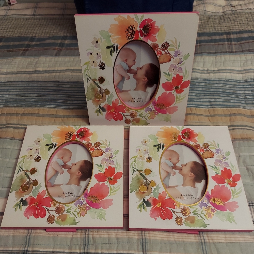 NWT Floral wooden table picture frames